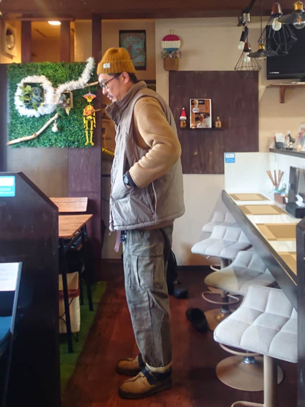 ブラウン系のサンダル、ブラウン系のカーゴパンツ、ブラウン系のノーカラージャケットを着用したメンズの冬コーディネートの2枚目の写真