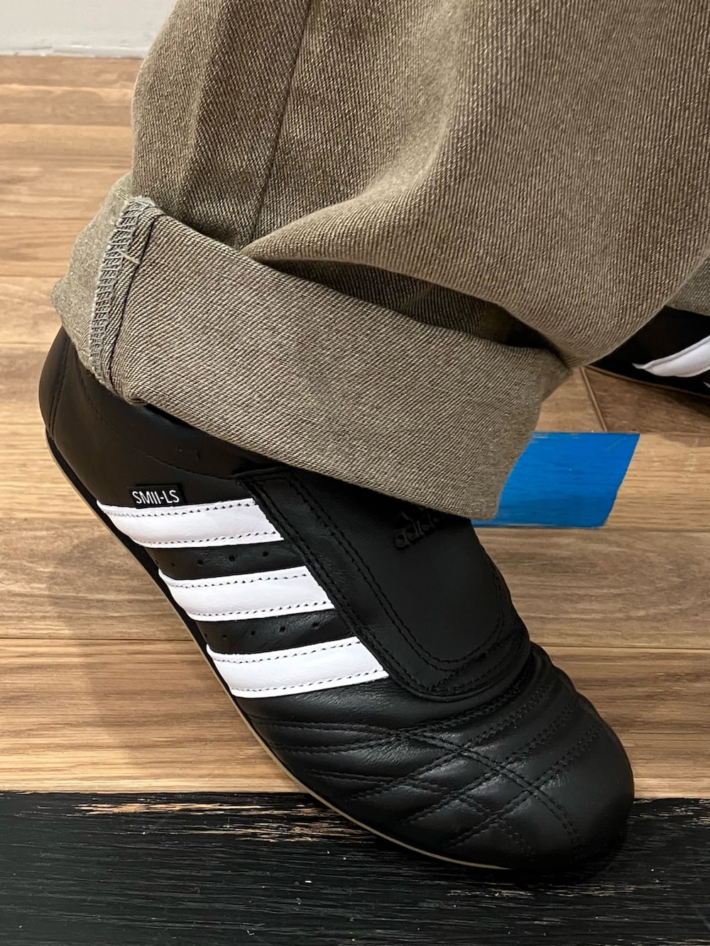 「スニーカー、adidas、ロンT、長袖シャツ、アディダス、ポロシャツ、adidas originals、アディダスオリジナルス、70s、テコンドー」｜「adidasのVELOUR POLO / アディダスオリジナルス adidas Originals（ポロシャツ、グリーン系）」を使った、NRさん（レディース・153cm）の秋コーディネートの4枚目の写真