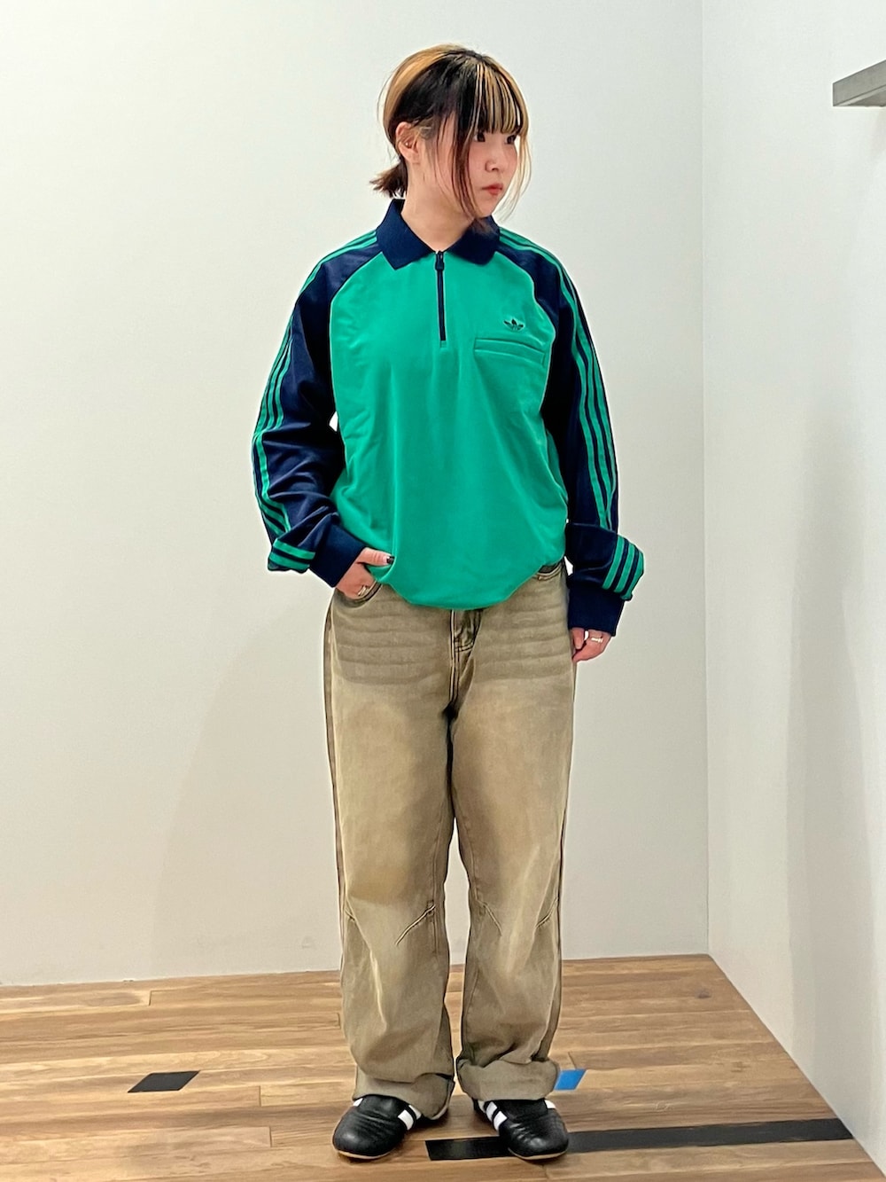 「スニーカー、adidas、ロンT、長袖シャツ、アディダス、ポロシャツ、adidas originals、アディダスオリジナルス、70s、テコンドー」｜「adidasのVELOUR POLO / アディダスオリジナルス adidas Originals（ポロシャツ、グリーン系）」を使った、NRさん（レディース・153cm）の秋コーディネートの2枚目の写真