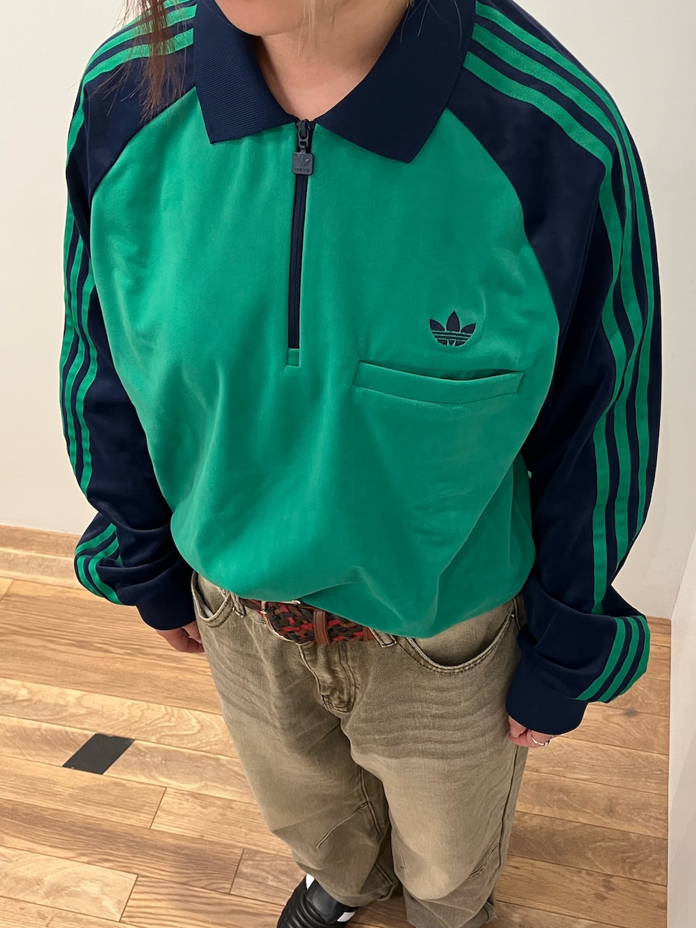「スニーカー、adidas、ロンT、長袖シャツ、アディダス、ポロシャツ、adidas originals、アディダスオリジナルス、70s、テコンドー」｜「adidasのVELOUR POLO / アディダスオリジナルス adidas Originals（ポロシャツ、グリーン系）」を使った、NRさん（レディース・153cm）の秋コーディネートの3枚目の写真