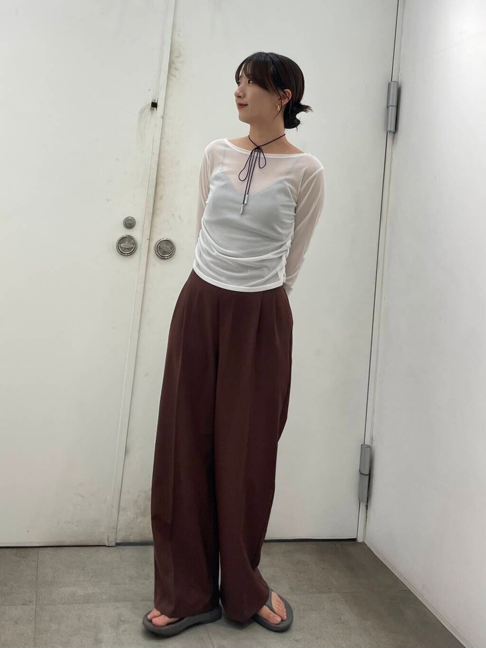 ブラウン系のその他パンツ、ホワイト系のその他トップス、シルバー系のチョーカーを着用したレディースの秋コーディネートの2枚目の写真