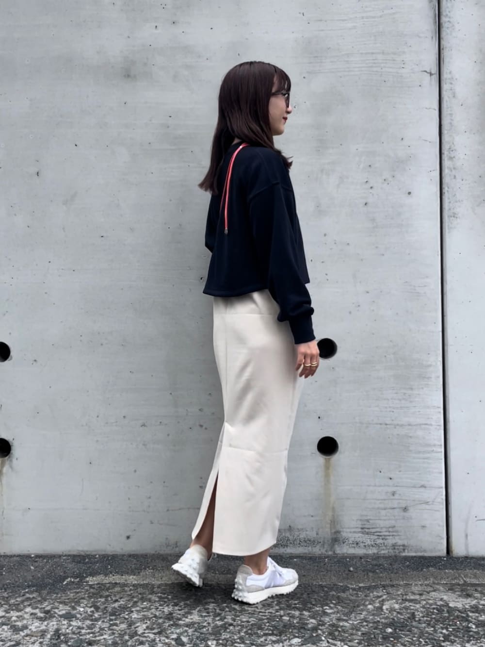 「スウェット、レイヤードスタイル、白スニーカー、SENSEOFPLACE、ロングワンピース、カジュアルコーデ、メガネ女子、キャミワンピ、ショート丈トップス、スマホショルダー」｜「SMELLYのオクタゴンフレームダテメガネ（メガネ、ブラック系）」を使った、maiさん（レディース・162cm）の秋コーディネートの2枚目の写真