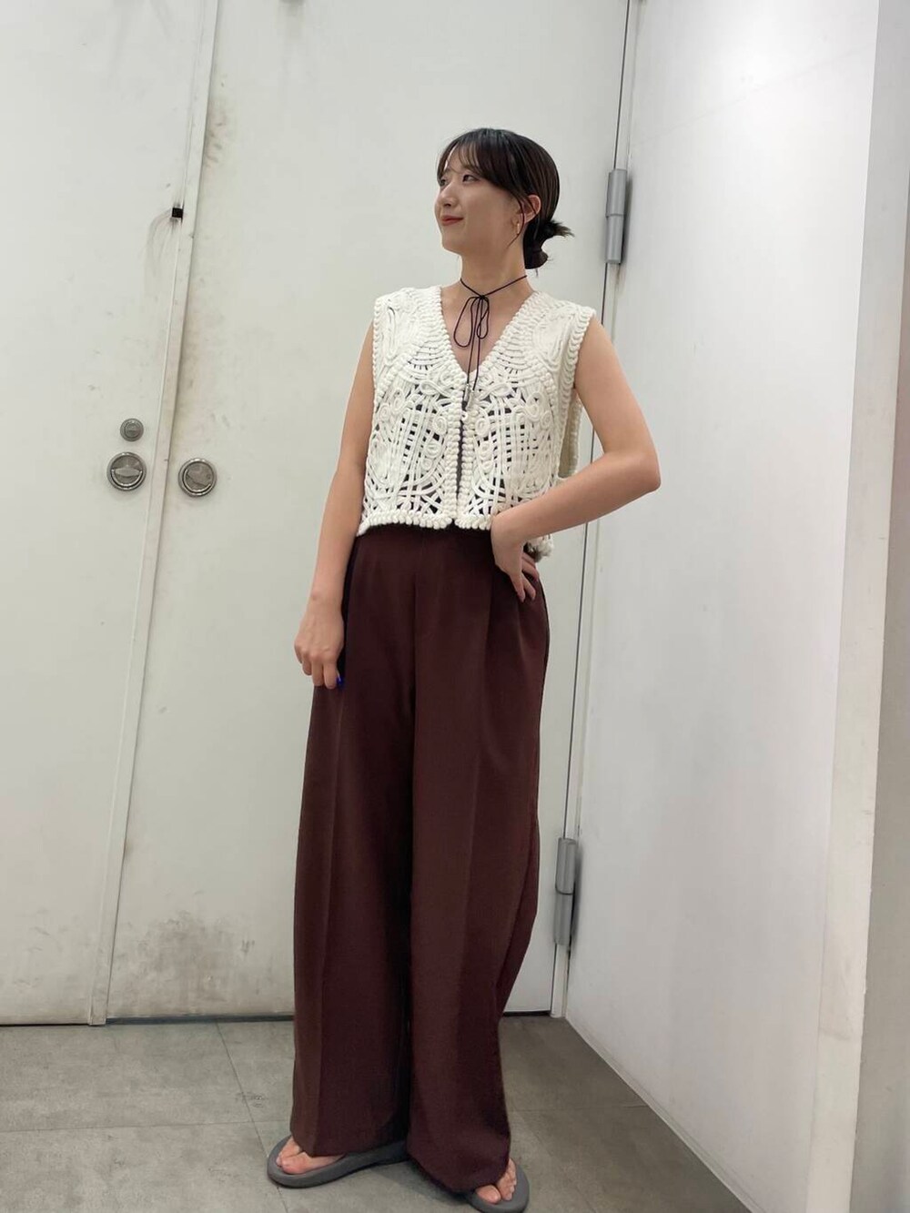 ブラウン系のその他パンツ、ホワイト系のベストを着用したレディースの秋コーディネートの2枚目の写真