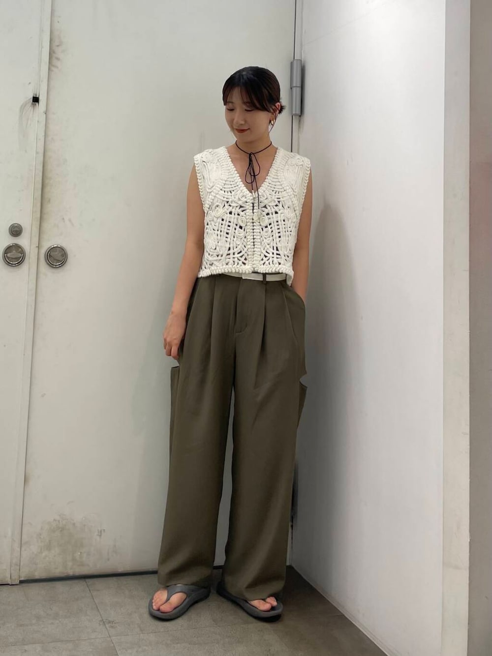 グリーン系のその他パンツ、ホワイト系のベスト、シルバー系のチョーカーを着用したレディースの秋コーディネートの2枚目の写真