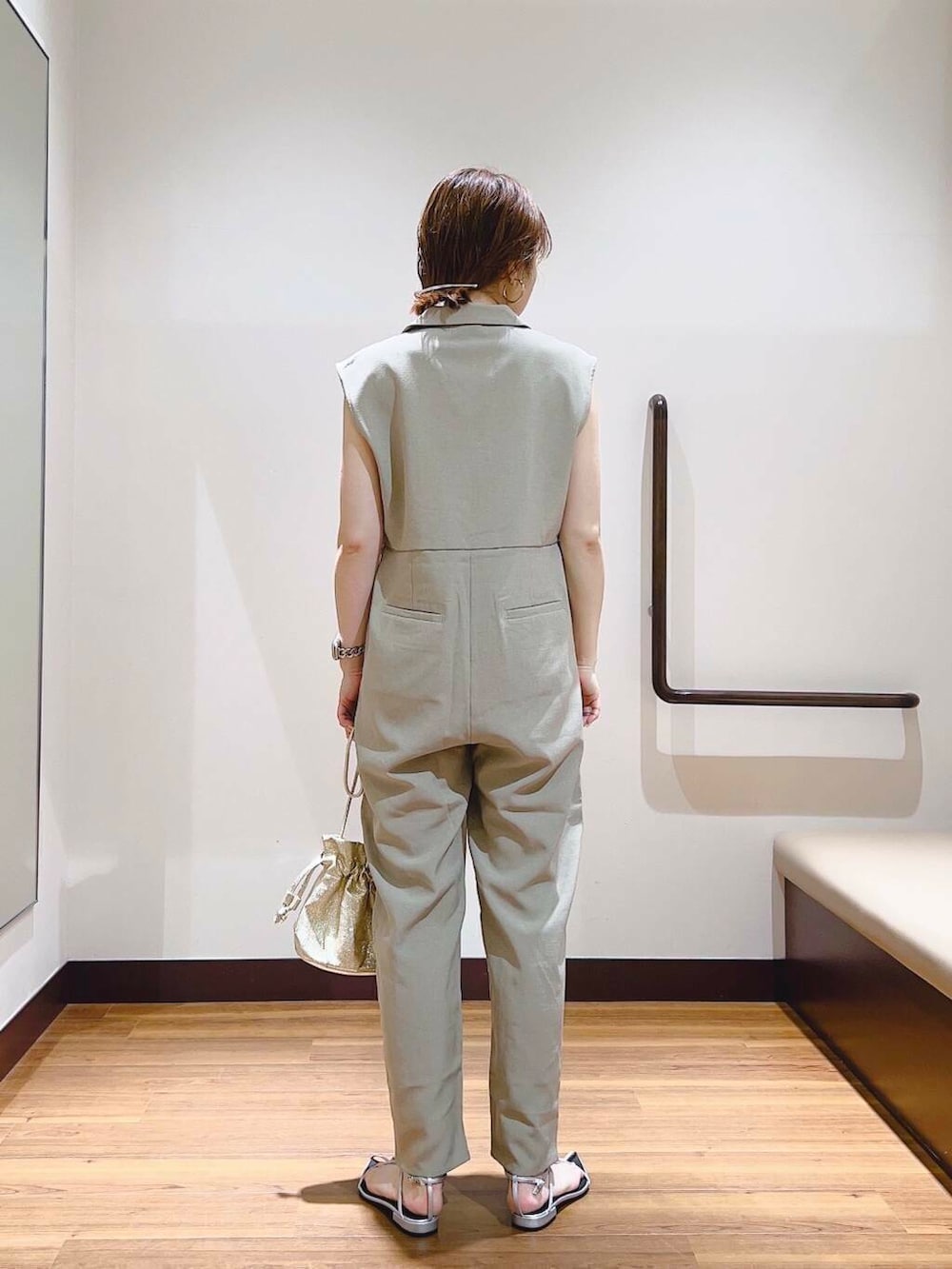 ゴールド系のショルダーバッグ、ベージュ系のサロペット/オーバーオールを着用したレディースの夏コーディネートの3枚目の写真