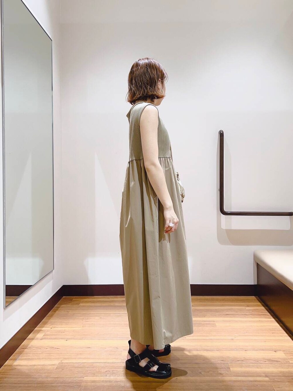 「ワンピース、大人カジュアル、キレイめ、ママコーデ、大人女子、カジュアルコーデ、大人コーデ、大人かわいい、旅行コーデ、イエベ、帰省コーデ、私が選ぶセールアイテム25ss」｜「RODE SKOのメタリックドロストショルダーバッグ（ショルダーバッグ、ゴールド系）」を使った、fujimonさん（レディース・159cm）の夏コーディネートの4枚目の写真