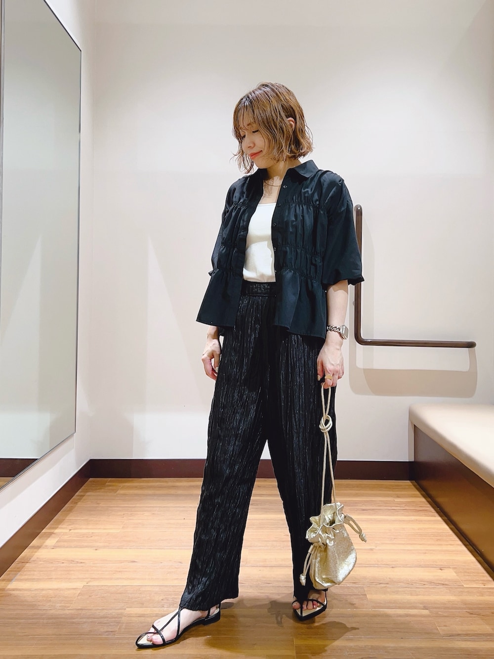 ブラック系のその他パンツ、ブラック系のシャツ/ブラウスを着用したレディースの夏コーディネートの5枚目の写真