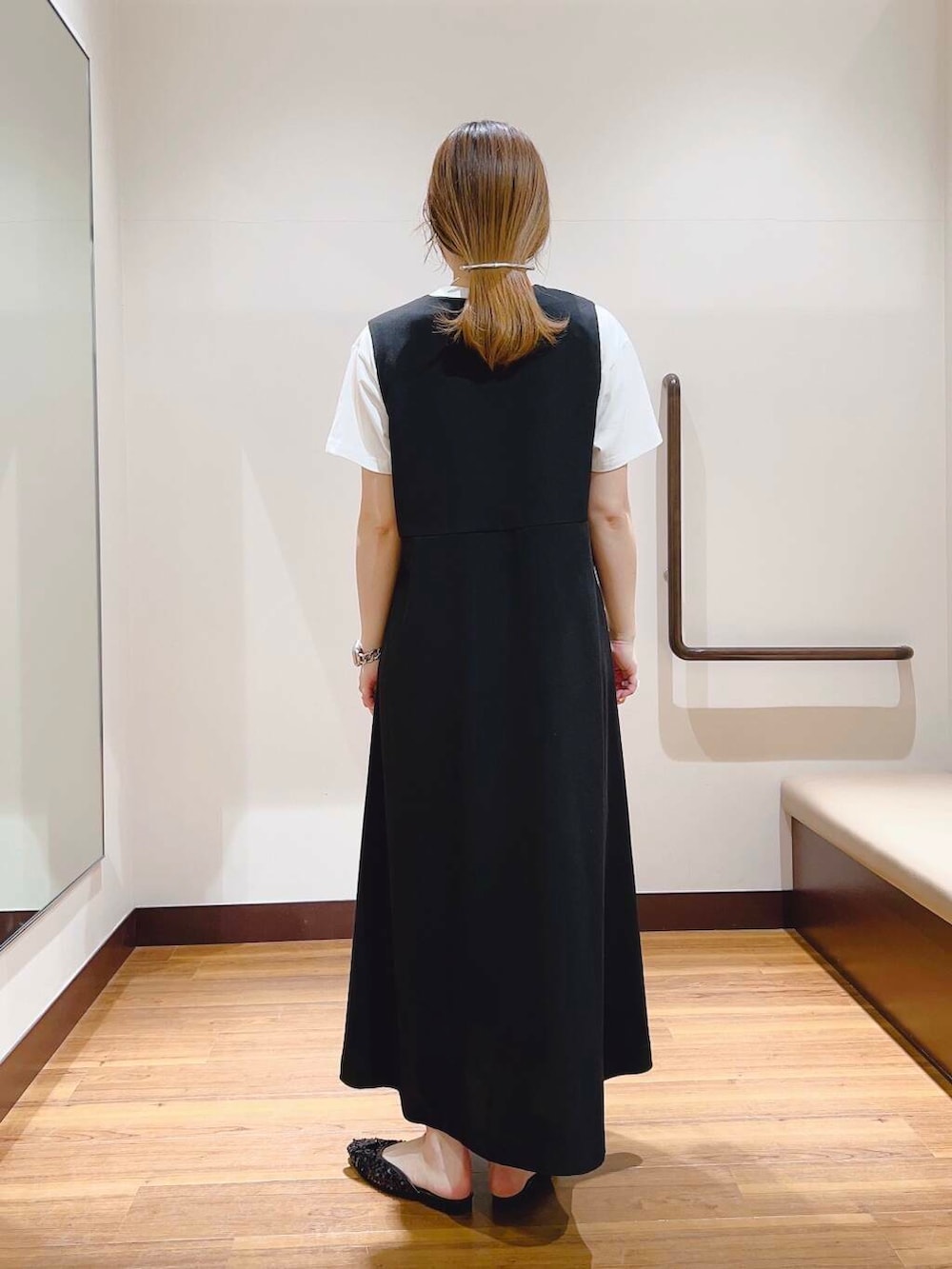 オレンジ系のシャツ/ブラウス、ホワイト系のTシャツ/カットソー、ブラック系のワンピースを着用したレディースの春コーディネートの7枚目の写真