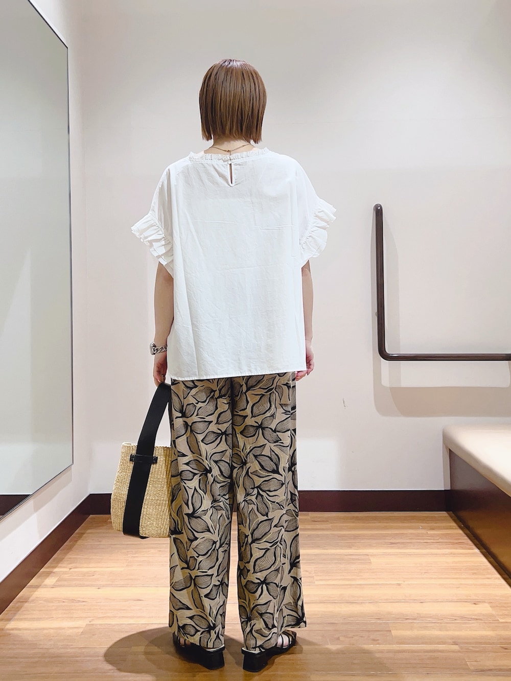 その他のシャツ/ブラウス、ベージュ系のかごバッグ、ブラウン系のその他パンツを着用したレディースの春コーディネートの4枚目の写真