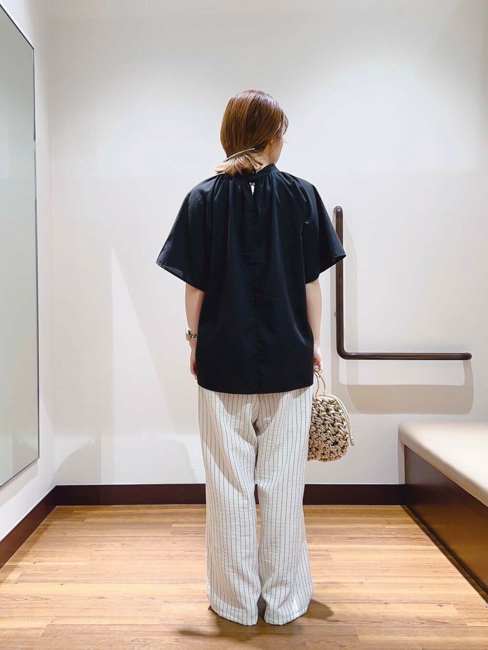 ブラック系のシャツ/ブラウス、ベージュ系のその他パンツを着用したレディースの夏コーディネートの3枚目の写真