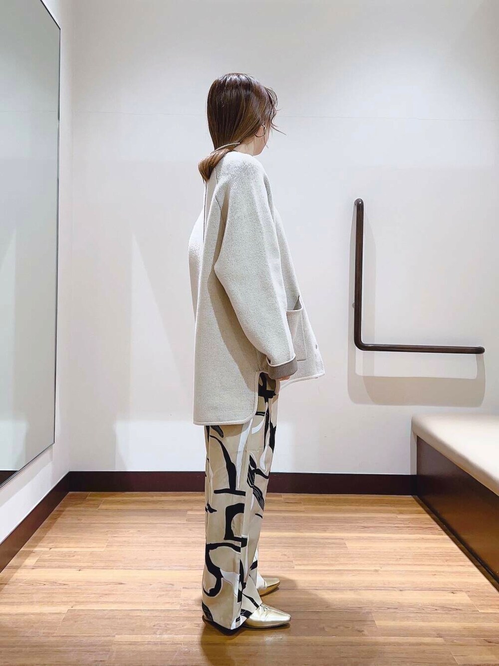 ベージュ系のその他パンツ、ホワイト系のカーディガン/ボレロを着用したレディースの春コーディネートの4枚目の写真