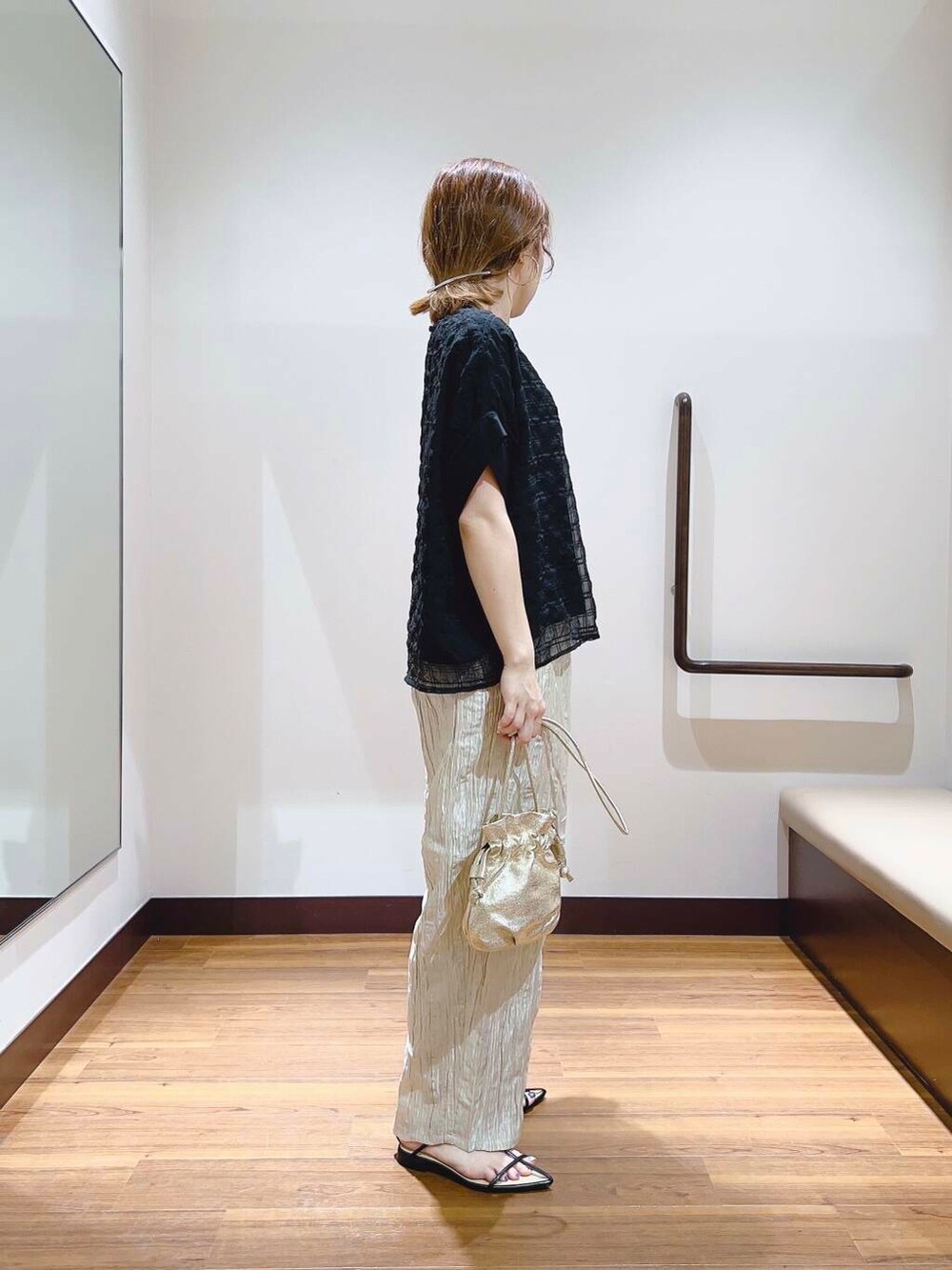 ベージュ系のその他パンツ、ブラック系のシャツ/ブラウスを着用したレディースの夏コーディネートの4枚目の写真