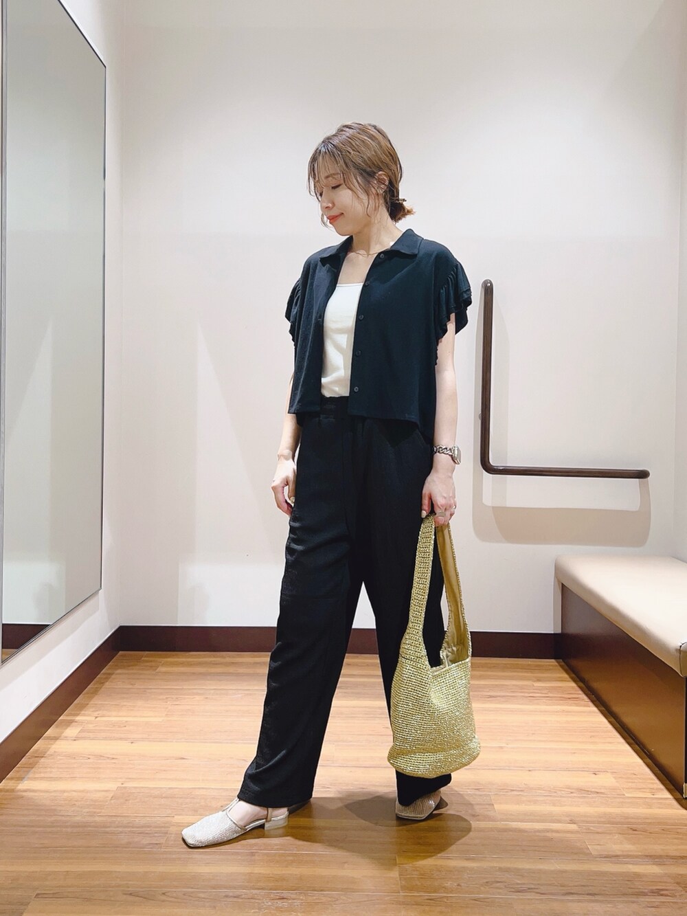 ブラック系のその他パンツ、ブラック系のシャツ/ブラウスを着用したレディースの夏コーディネートの3枚目の写真