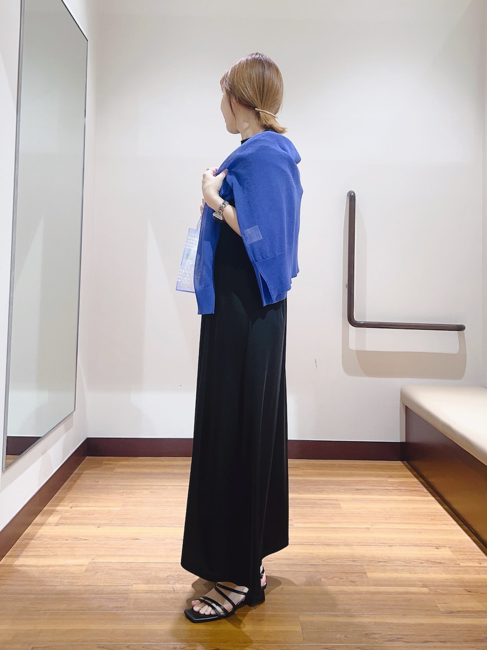 イエロー系のワンピース、ブルー系のカーディガン/ボレロを着用したレディースの夏コーディネートの4枚目の写真