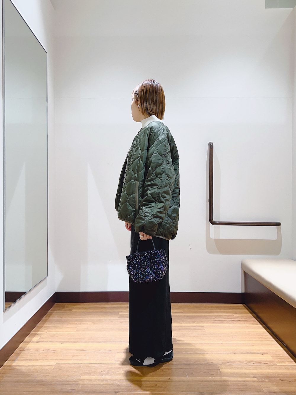 ホワイト系のダウンジャケット/コート、ブラック系のスカートを着用したレディースの冬コーディネートの2枚目の写真