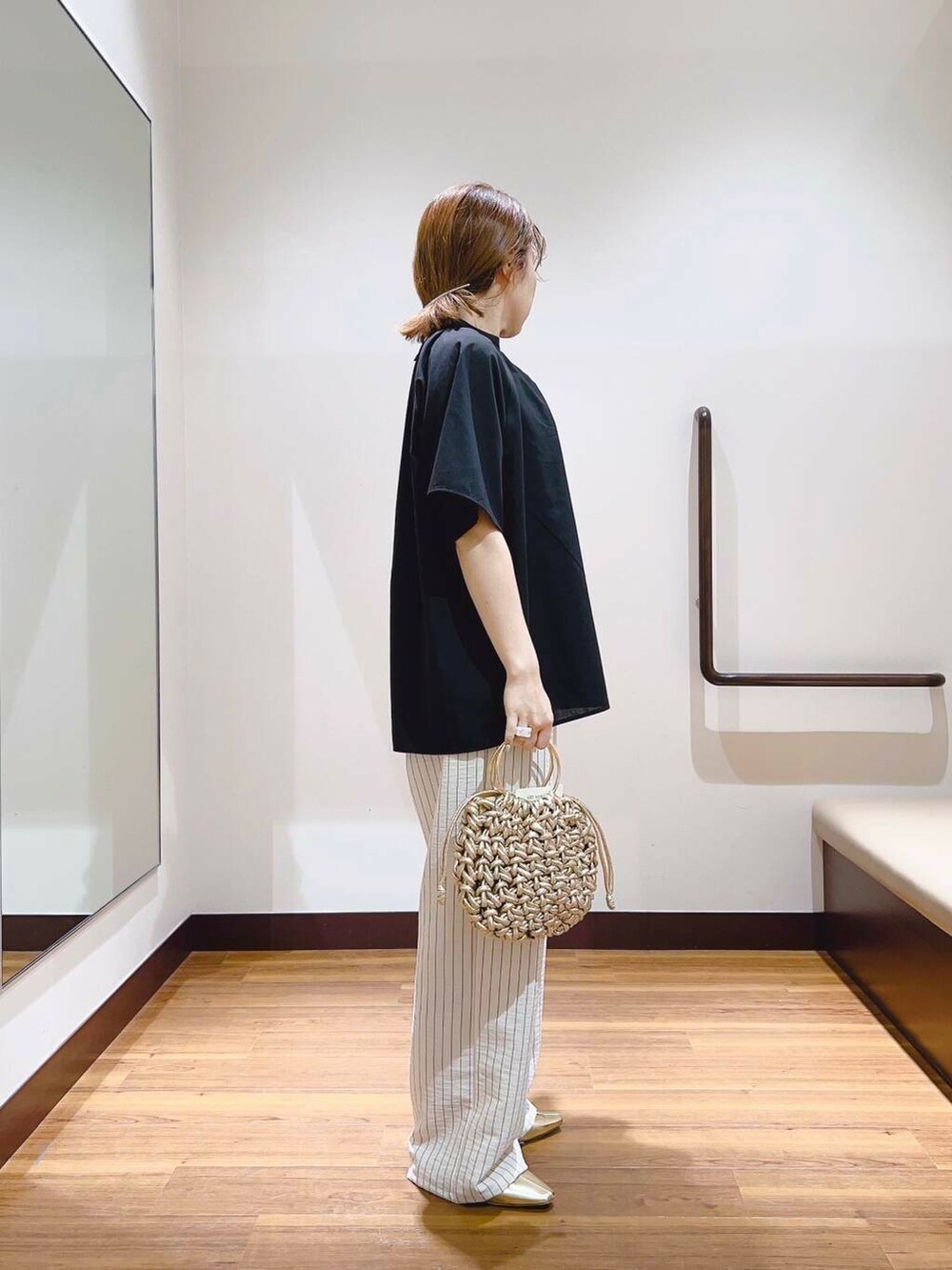 ブラック系のシャツ/ブラウス、ベージュ系のその他パンツを着用したレディースの夏コーディネートの4枚目の写真