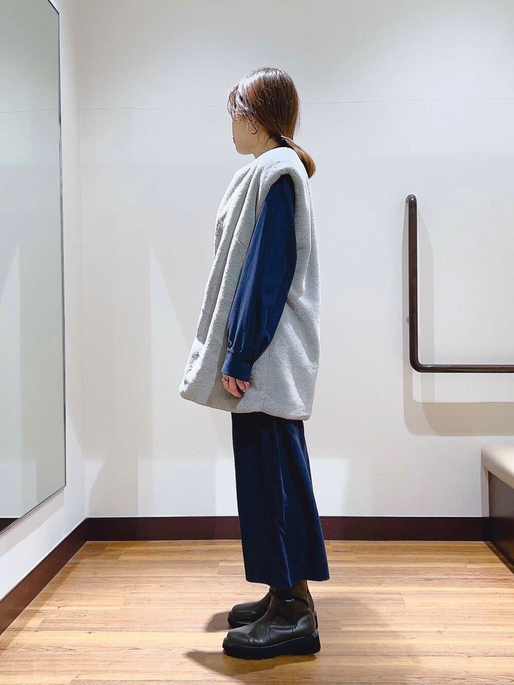 グレー系のその他アウター、ブルー系のワンピースを着用したレディースの冬コーディネートの2枚目の写真