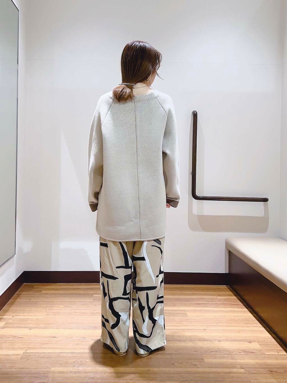 ベージュ系のその他パンツ、ホワイト系のカーディガン/ボレロを着用したレディースの春コーディネートの3枚目の写真