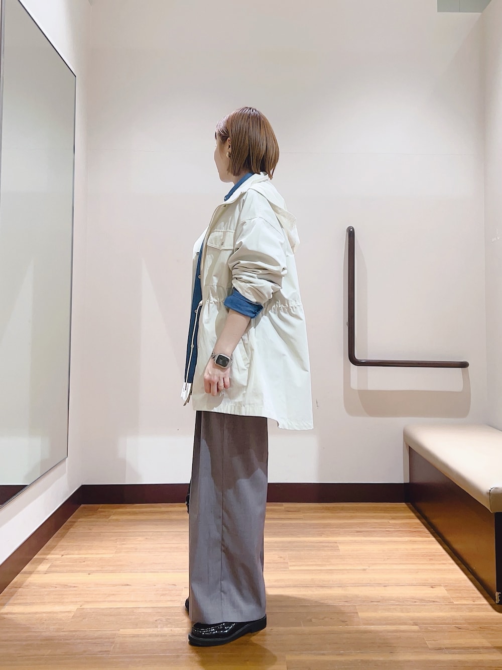 ブルー系のシャツ/ブラウス、ブラック系のその他パンツ、ブラック系のハンドバッグを着用したレディースの春コーディネートの5枚目の写真