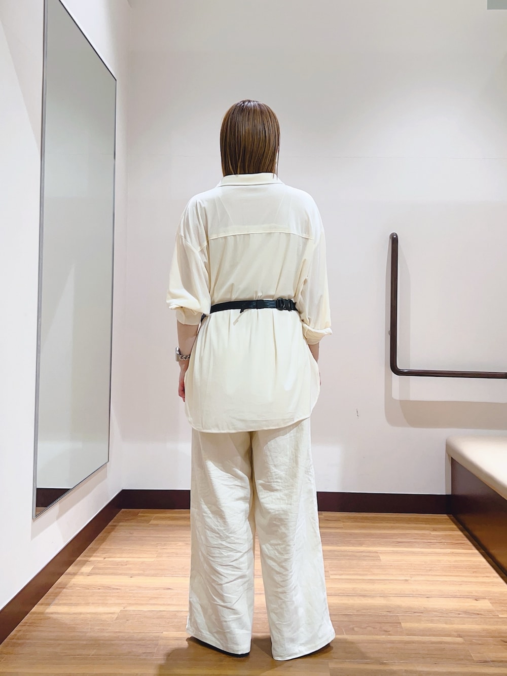 ホワイト系のシャツ/ブラウス、ブラック系のショルダーバッグ、ベージュ系のその他パンツを着用したレディースの春コーディネートの4枚目の写真