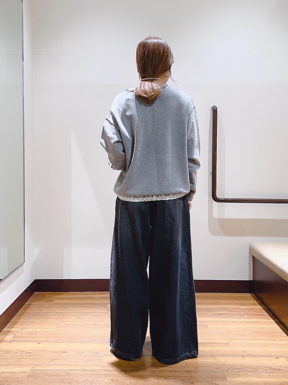 「春服、春カラー、きれいめコーディネート、大人女子、カジュアルスタイル、休日スタイル、オトナ女子、デニムコーデ、ブラックコーデ、30代コーデ、ラクチンコーデ、ブラックデニム、レーストップス」｜「ITEMS URBANRESEARCHのロングスリーブレーストップス（Tシャツ/カットソー、ホワイト系）」を使った、fujimonさん（レディース・159cm）の春コーディネートの3枚目の写真