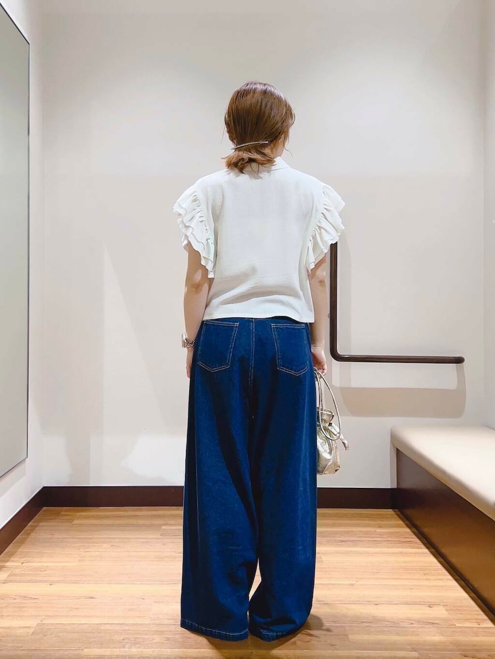 ブルー系のデニムパンツ、ホワイト系のシャツ/ブラウスを着用したレディースの夏コーディネートの3枚目の写真