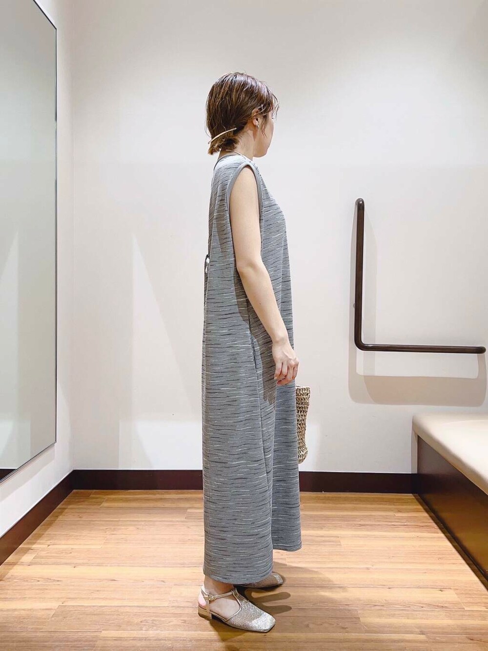 ベージュ系のトートバッグ、グレー系のワンピースを着用したレディースの夏コーディネートの2枚目の写真