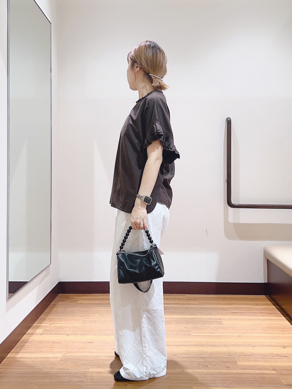 ホワイト系のシャツ/ブラウス、ホワイト系のその他パンツ、ブラック系のショルダーバッグを着用したレディースの夏コーディネートの5枚目の写真
