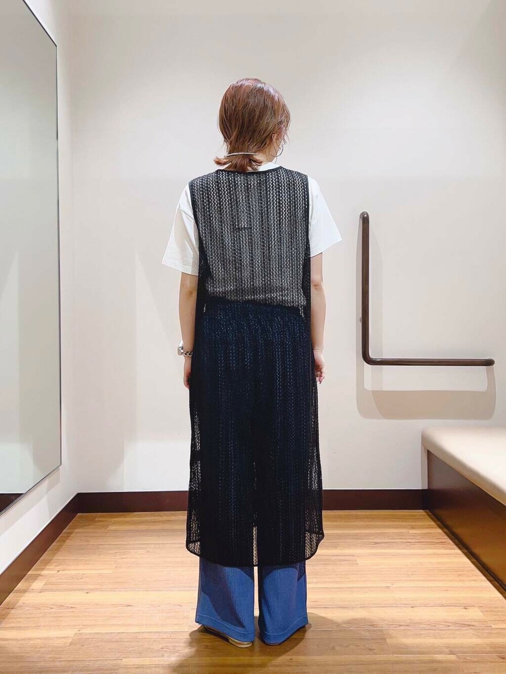 ブルー系のその他パンツ、ホワイト系のTシャツ/カットソー、ブラック系のワンピースを着用したレディースの夏コーディネートの3枚目の写真