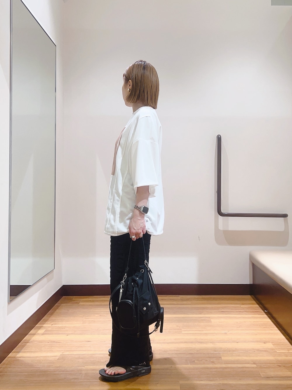 ホワイト系のTシャツ/カットソー、ブラック系のその他パンツを着用したレディースの夏コーディネートの5枚目の写真