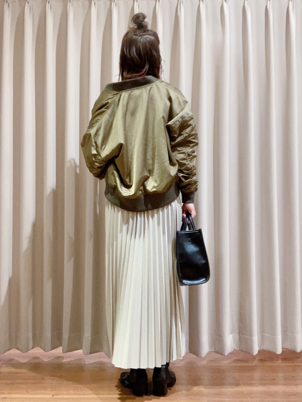 「今日のコーデ、大人カジュアル、大人ガーリー、大人女子、MA-1、ピンク、プリーツスカート、春コーデ、ブーツ、ショートブーツ」|「ITEMS URBANRESEARCHのロングプリーツスカート(スカート、ベージュ系)」を使った、fujimonさん(レディース・159cm)の冬コーディネートの3枚目の写真