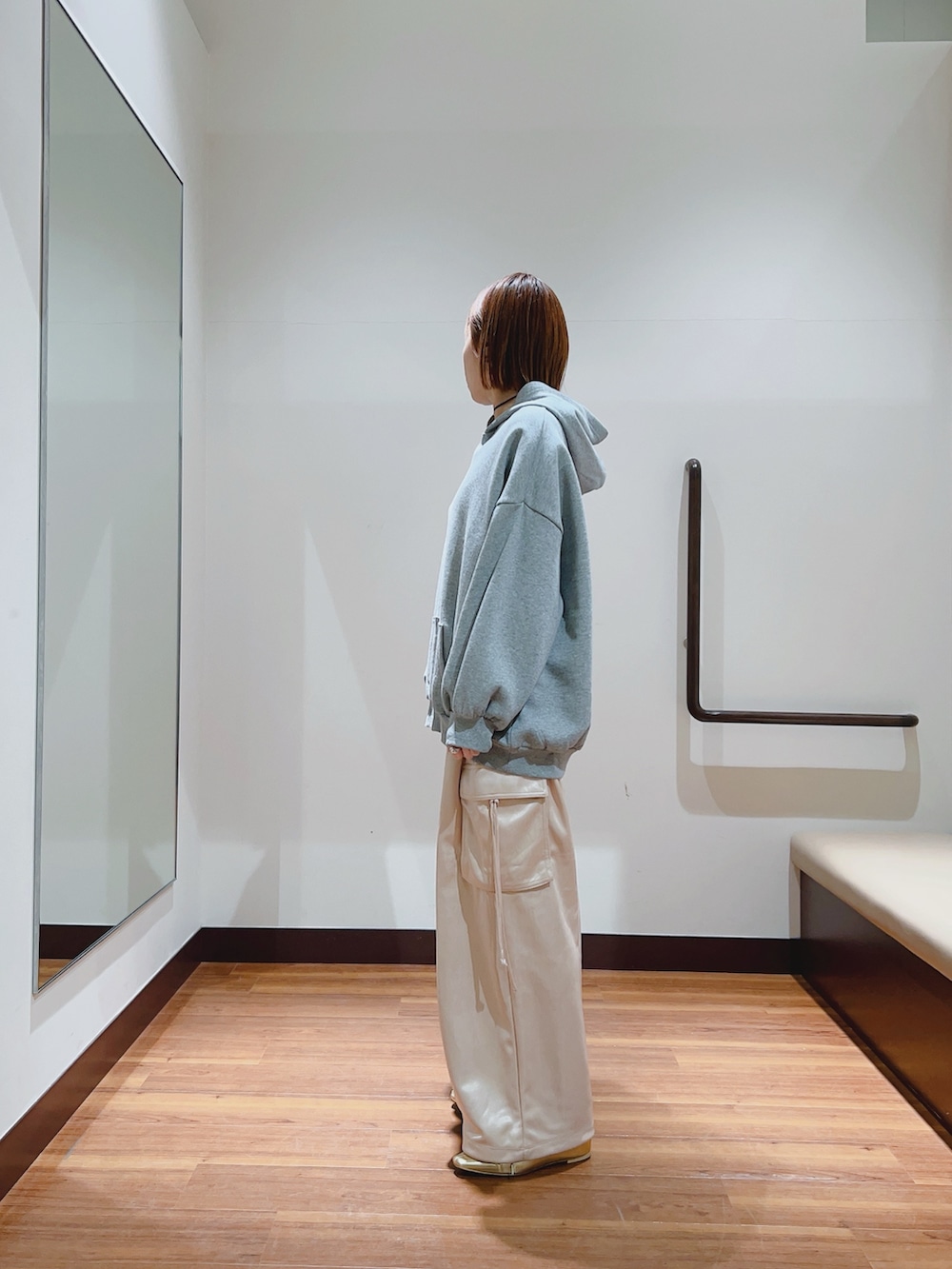 グレー系のパーカー、ピンク系のカーゴパンツを着用したレディースの冬コーディネートの2枚目の写真