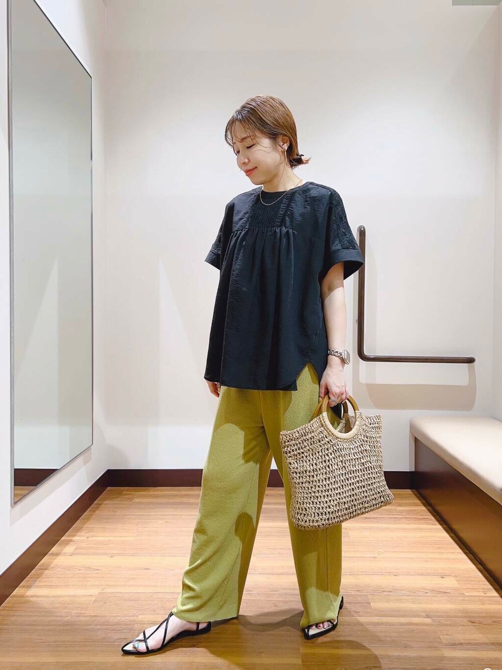 「大人カジュアル、キレイめ、ママコーデ、大人女子、カジュアルコーデ、イエロー、黄色、大人コーデ、大人かわいい、旅行コーデ、イエベ、帰省コーデ、洒落見えイージーパンツ×サンダル、私が選ぶセールアイテム25ss」|「ITEMS URBANRESEARCHのピンタックレースブラウス(Tシャツ/カットソー、ブラック系)」を使った、fujimonさん(レディース・159cm)の夏コーディネートの5枚目の写真
