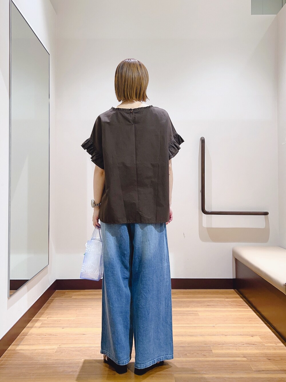 ブラウン系のシャツ/ブラウス、ブルー系のデニムパンツ、その他のハンドバッグを着用したレディースの夏コーディネートの4枚目の写真