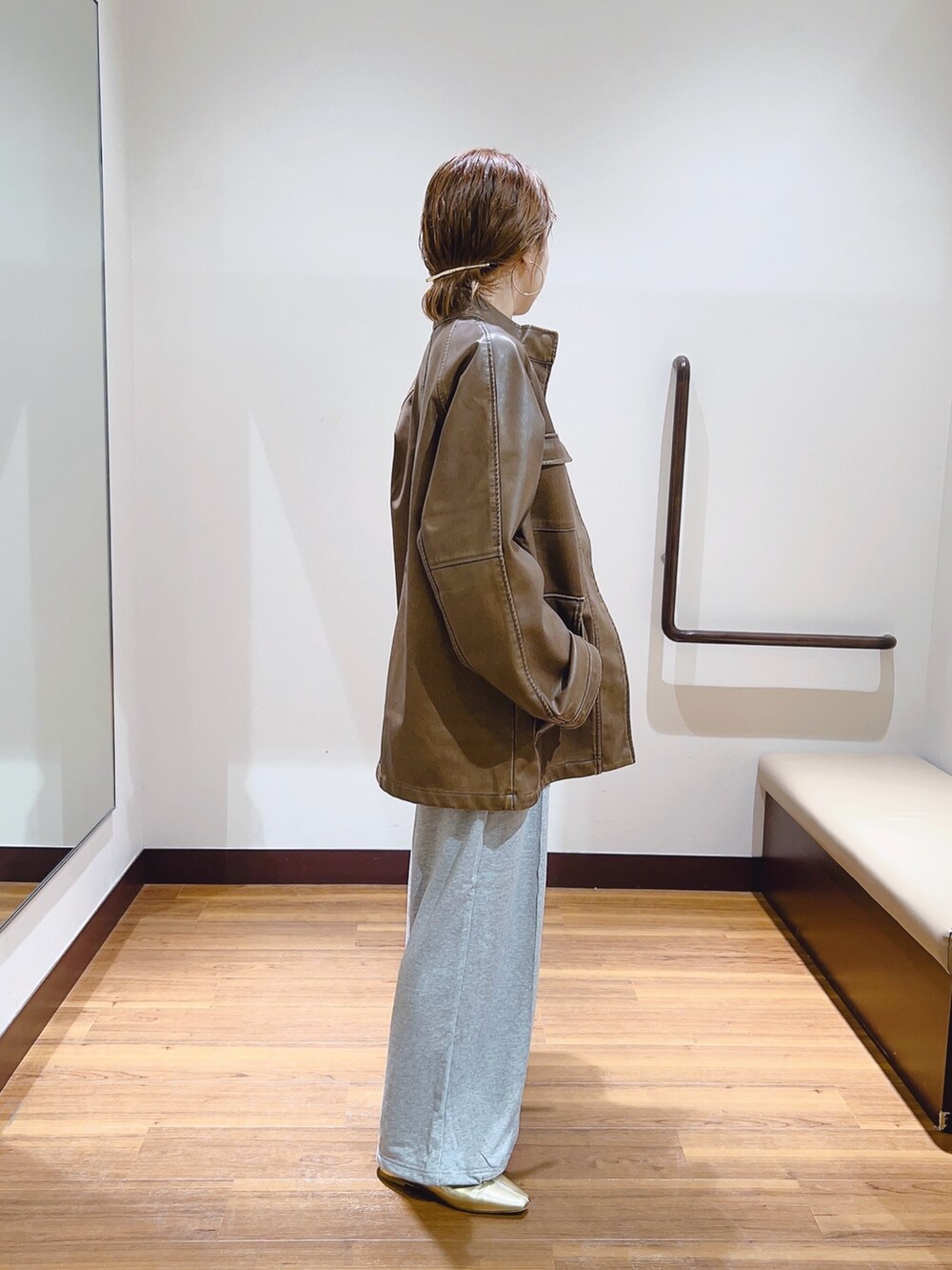 グレー系のその他パンツ、ブラウン系のその他アウターを着用したレディースの秋コーディネートの4枚目の写真