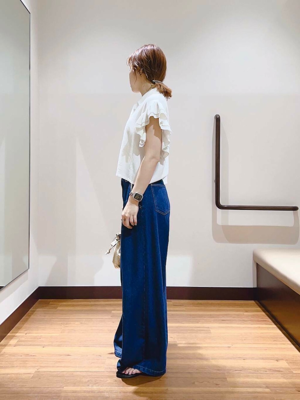 ブルー系のデニムパンツ、ホワイト系のシャツ/ブラウスを着用したレディースの夏コーディネートの2枚目の写真