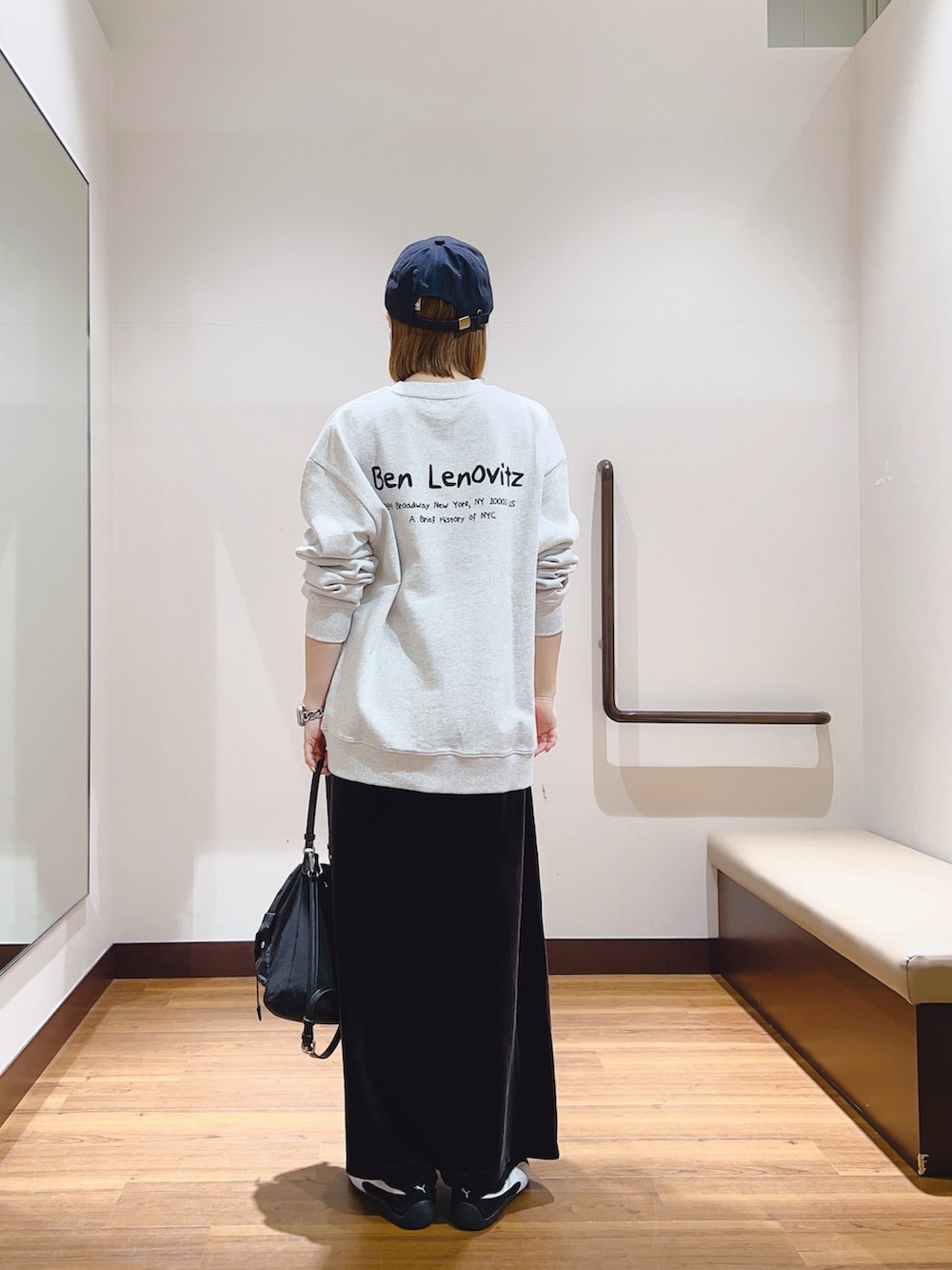 その他のスウェット、グレー系のスカート、ブラック系のハンドバッグを着用したレディースの秋コーディネートの3枚目の写真