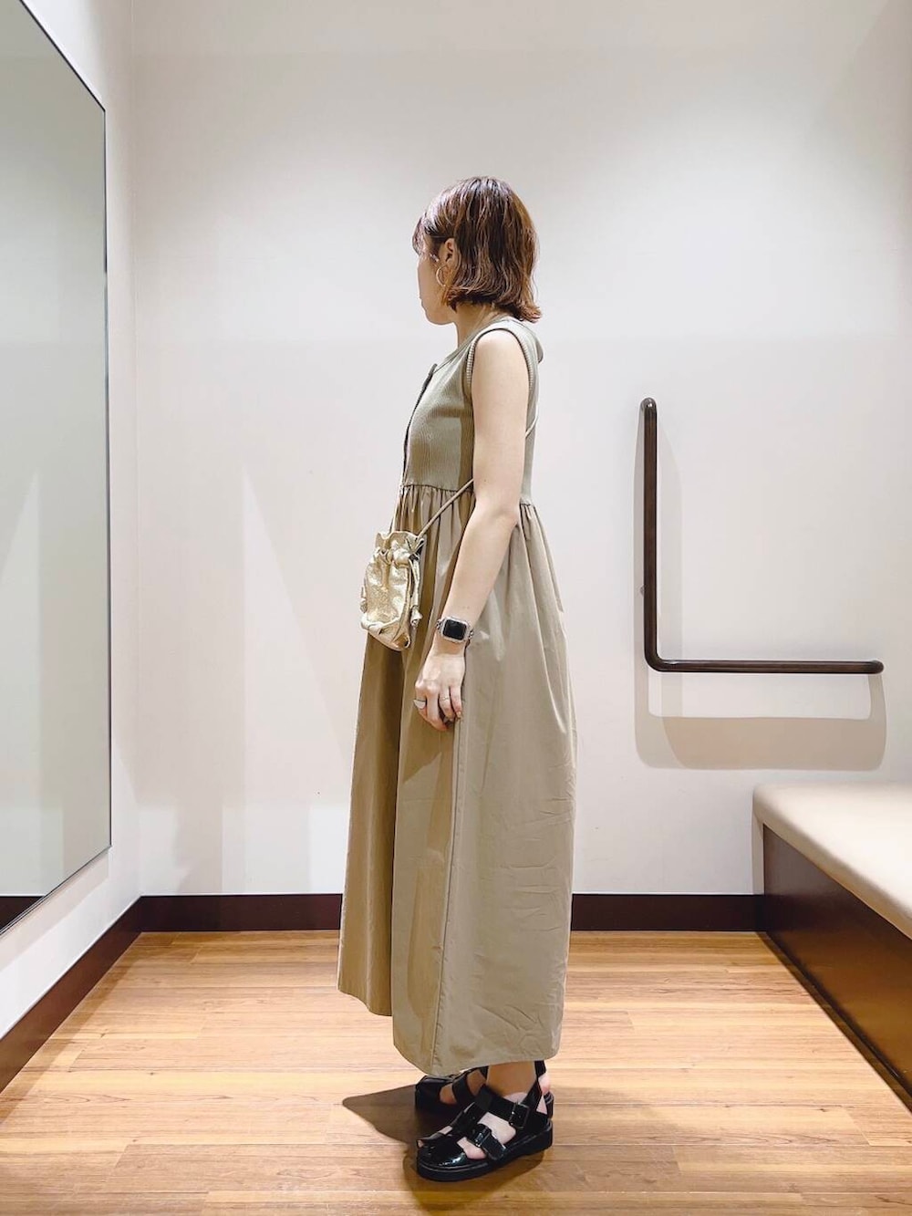 「ワンピース、大人カジュアル、キレイめ、ママコーデ、大人女子、カジュアルコーデ、大人コーデ、大人かわいい、旅行コーデ、イエベ、帰省コーデ、私が選ぶセールアイテム25ss」｜「RODE SKOのメタリックドロストショルダーバッグ（ショルダーバッグ、ゴールド系）」を使った、fujimonさん（レディース・159cm）の夏コーディネートの2枚目の写真