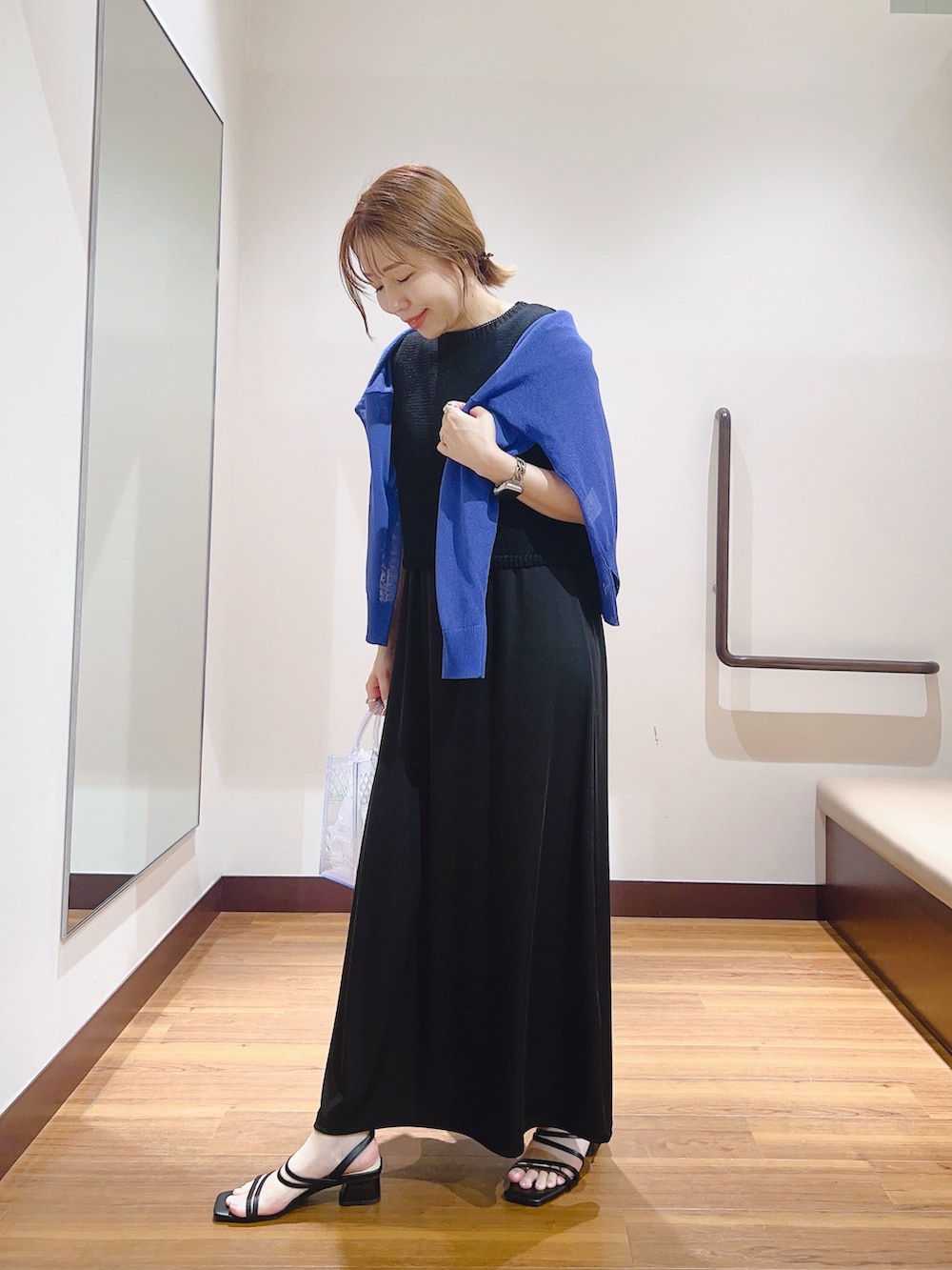 イエロー系のワンピース、ブルー系のカーディガン/ボレロを着用したレディースの夏コーディネートの3枚目の写真