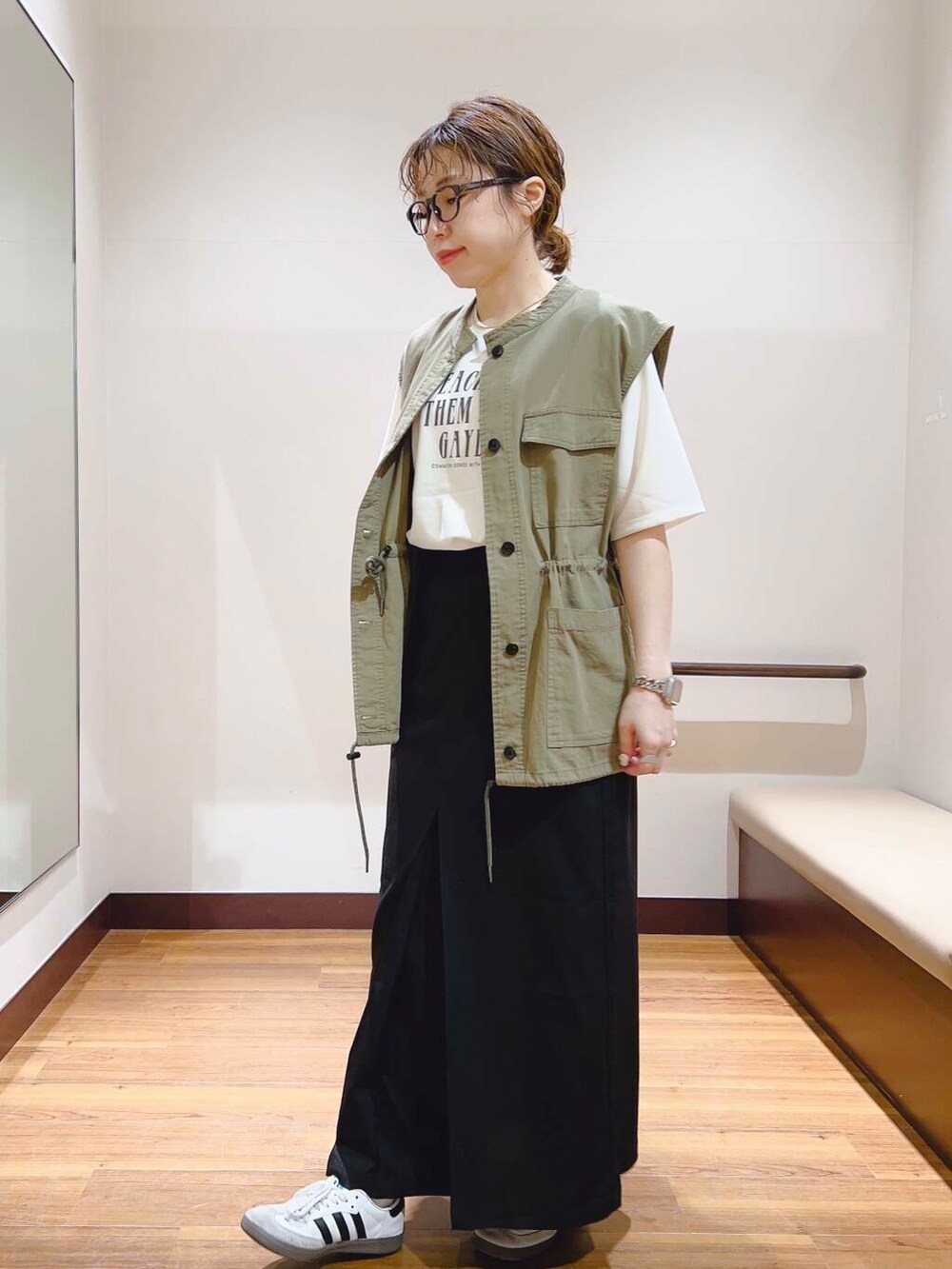 「大人カジュアル、ベスト、ママコーデ、大人女子、カジュアルコーデ、newarrival、休日スタイル、大人コーデ、大人かわいい、メガネ女子、初夏のお出掛けコーデ、外遊びコーデ」｜「ITEMS URBANRESEARCHのカットジョーゼットロゴTシャツ（Tシャツ/カットソー、ホワイト系）」を使った、fujimonさん（レディース・159cm）の春コーディネートの5枚目の写真