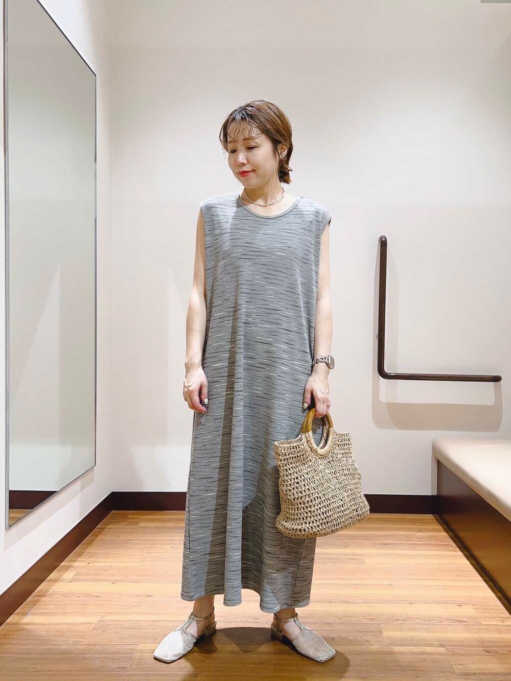 ベージュ系のトートバッグ、グレー系のワンピースを着用したレディースの夏コーディネートの5枚目の写真