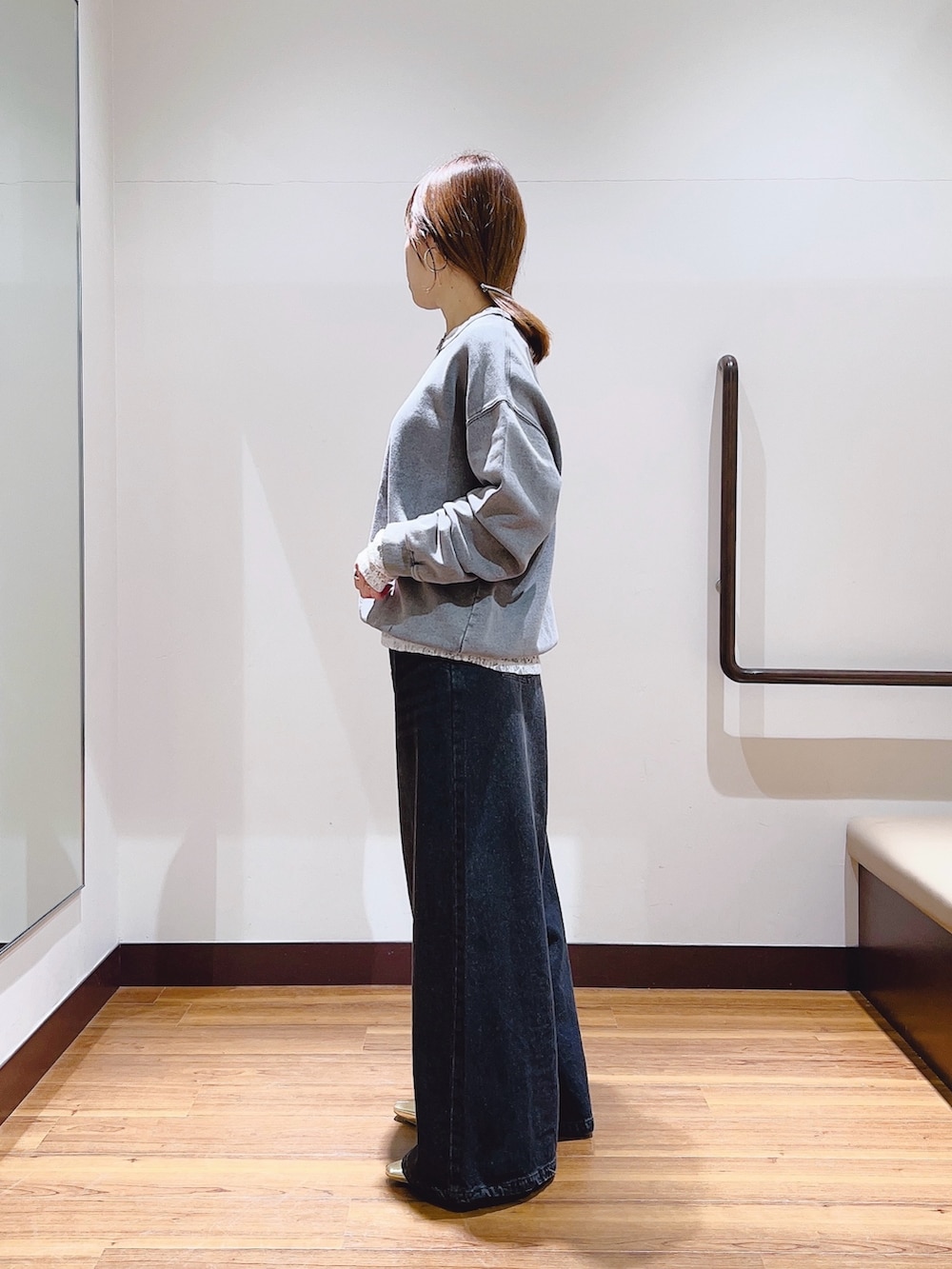 「春服、春カラー、きれいめコーディネート、大人女子、カジュアルスタイル、休日スタイル、オトナ女子、デニムコーデ、ブラックコーデ、30代コーデ、ラクチンコーデ、ブラックデニム、レーストップス」｜「ITEMS URBANRESEARCHのロングスリーブレーストップス（Tシャツ/カットソー、ホワイト系）」を使った、fujimonさん（レディース・159cm）の春コーディネートの2枚目の写真