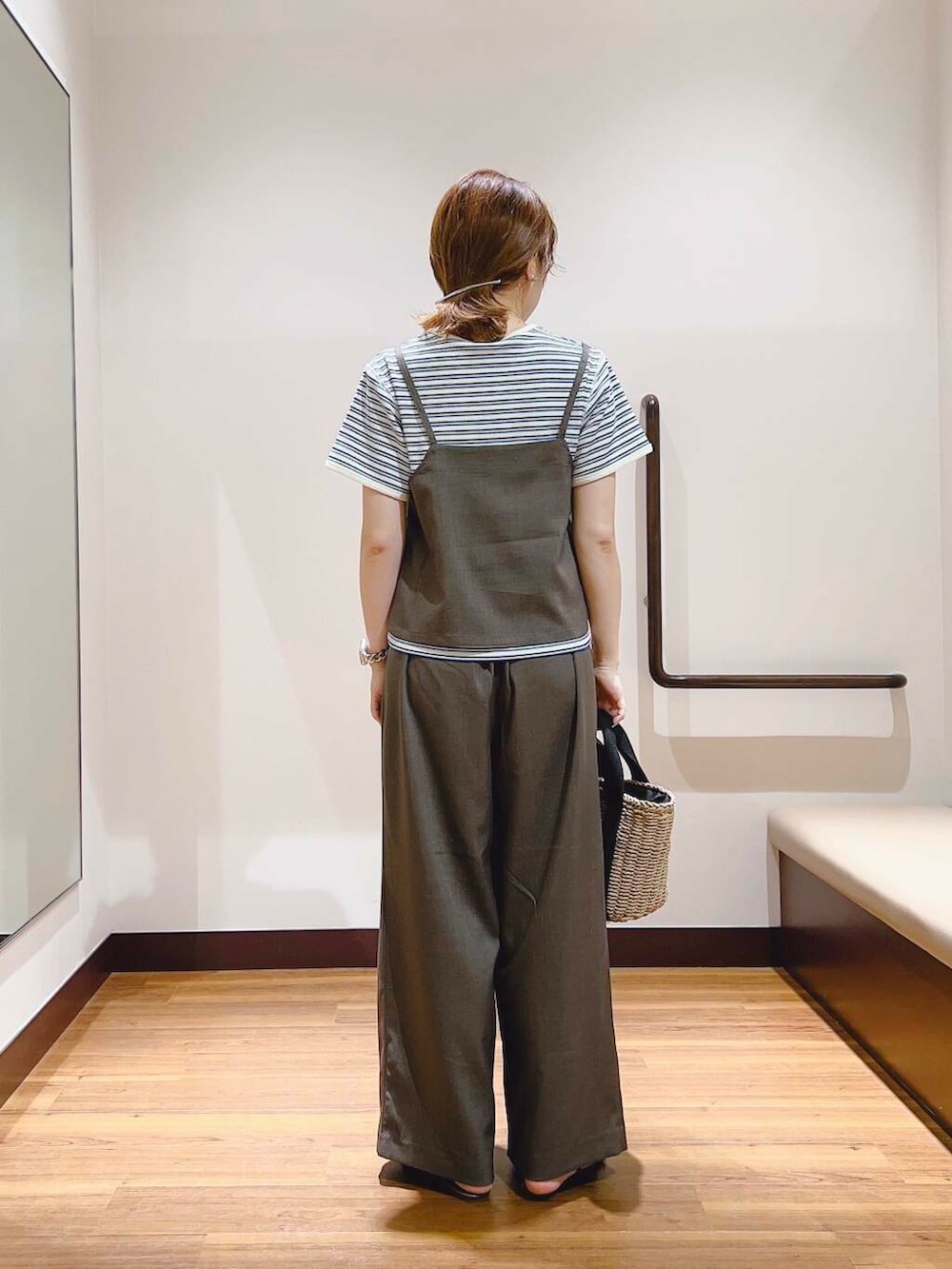 ブルー系のTシャツ/カットソー、ブラック系のワンピースを着用したレディースの夏コーディネートの3枚目の写真