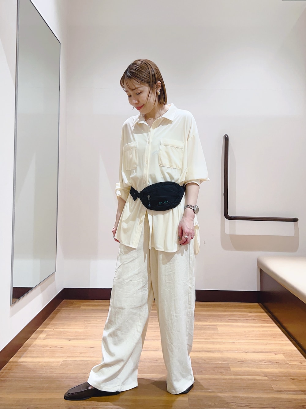 ホワイト系のシャツ/ブラウス、ブラック系のショルダーバッグ、ベージュ系のその他パンツを着用したレディースの春コーディネートの3枚目の写真