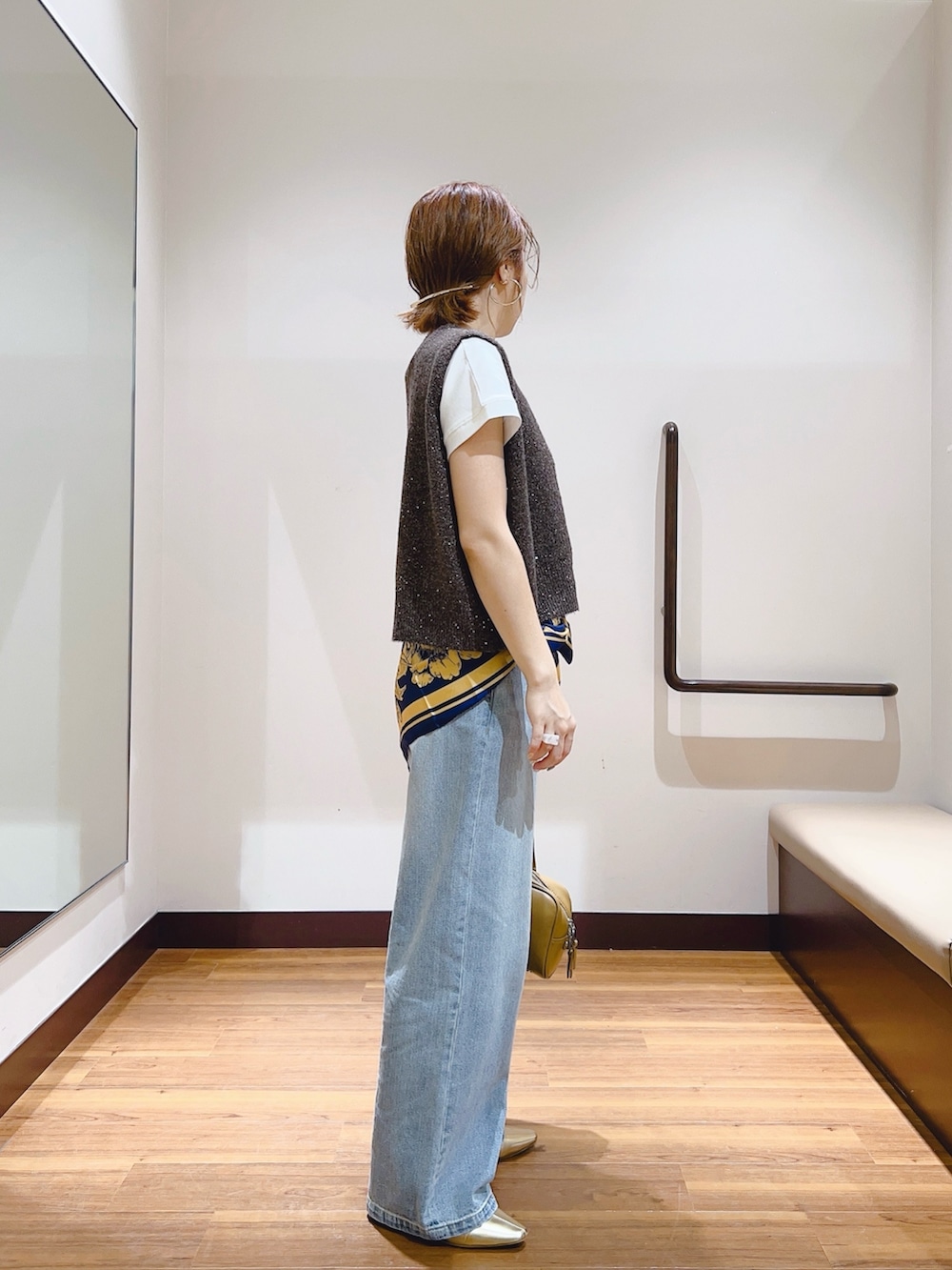 「ベスト、ベスト×Tシャツ、ベストコーデ、スカーフ、スカーフアレンジ、スカーフスタイル、スカーフコーデ、デニムパンツ、デニム、デニムコーデ、ブラウン、秋服、秋のコーデ、オトナカワイイ、キレイめコーデ」｜「ITEMS URBANRESEARCHのスパンコールVネックニットベスト（ニット/セーター、ブラウン系）」を使った、fujimonさん（骨格ナチュラル・レディース・159cm）の秋コーディネートの4枚目の写真
