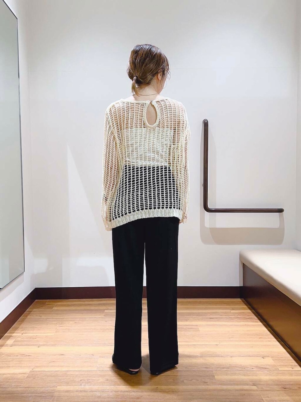 ホワイト系のニット/セーターを着用したレディースの春コーディネートの3枚目の写真