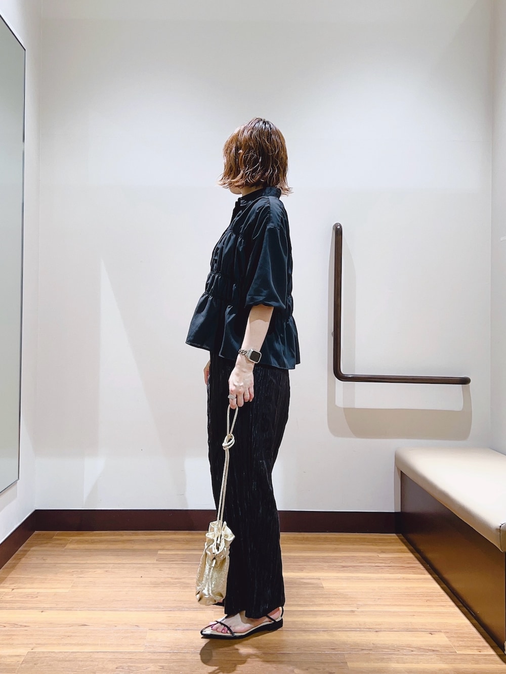 ブラック系のその他パンツ、ブラック系のシャツ/ブラウスを着用したレディースの夏コーディネートの2枚目の写真