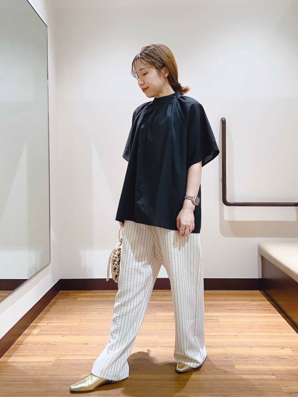 ブラック系のシャツ/ブラウス、ベージュ系のその他パンツを着用したレディースの夏コーディネートの5枚目の写真