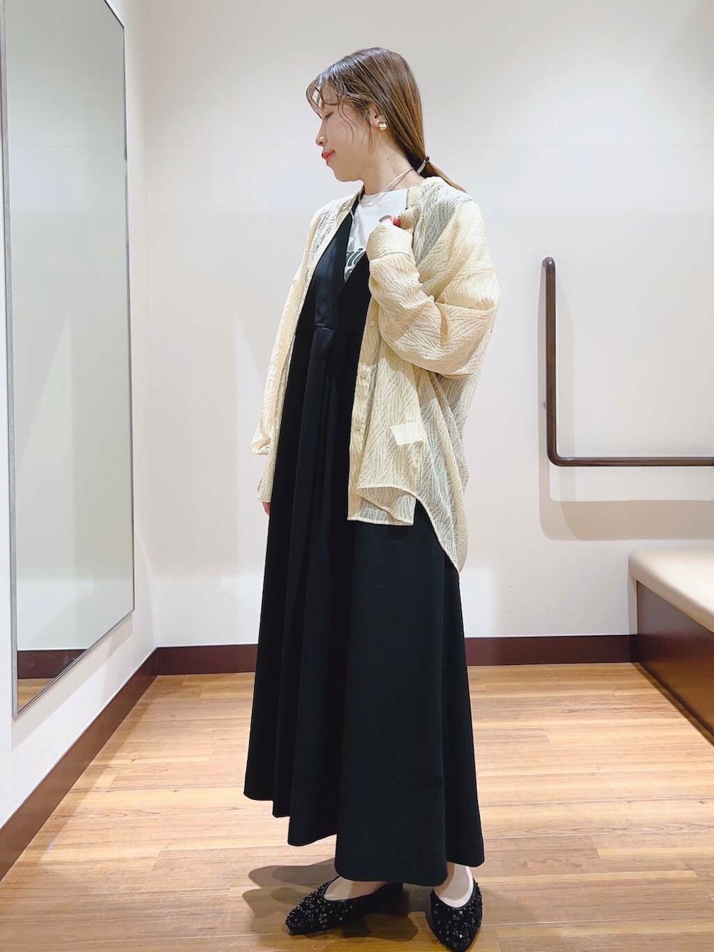 オレンジ系のシャツ/ブラウス、ホワイト系のTシャツ/カットソー、ブラック系のワンピースを着用したレディースの春コーディネートの2枚目の写真