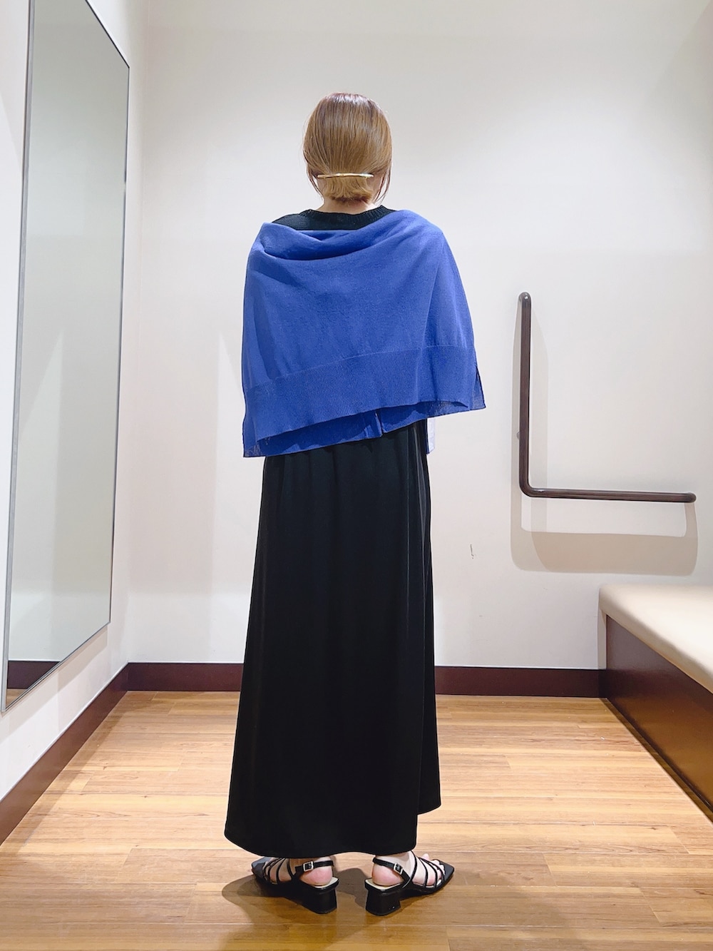 イエロー系のワンピース、ブルー系のカーディガン/ボレロを着用したレディースの夏コーディネートの5枚目の写真